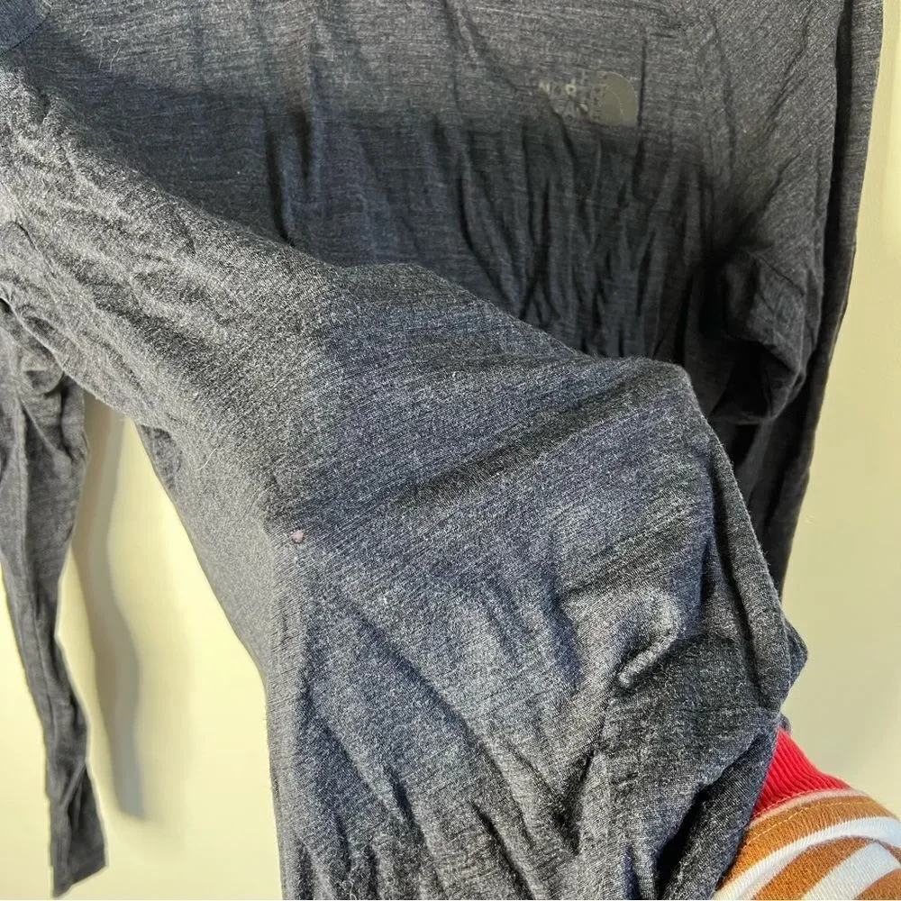 The North Face Men's Charcoal Long Sleeve Wool Baselayer Tee size Small